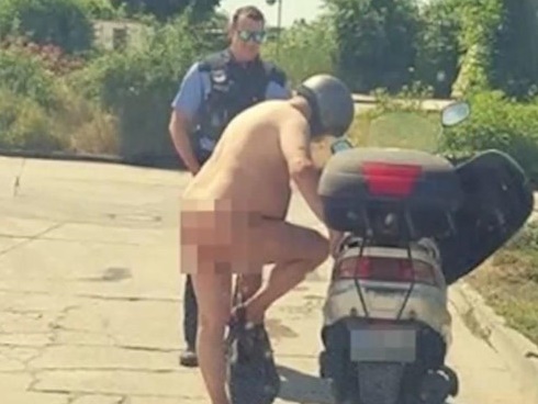 Tài xế lái ôtô điêu luyện qua hàng chục ụ bê tông chắn giữa đường-1