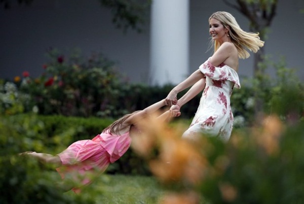 Sang chảnh, thần thái hút hồn là vậy nhưng Ivanka Trump cũng để lộ khoảnh khắc mẹ bỉm sữa” giống như ai khiến người hâm mộ ngỡ ngàng-12