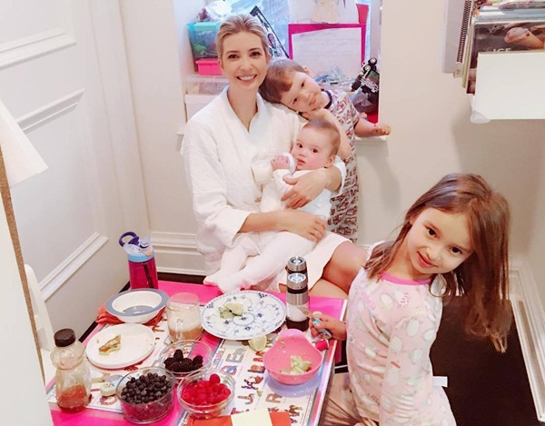 Sang chảnh, thần thái hút hồn là vậy nhưng Ivanka Trump cũng để lộ khoảnh khắc mẹ bỉm sữa” giống như ai khiến người hâm mộ ngỡ ngàng-9