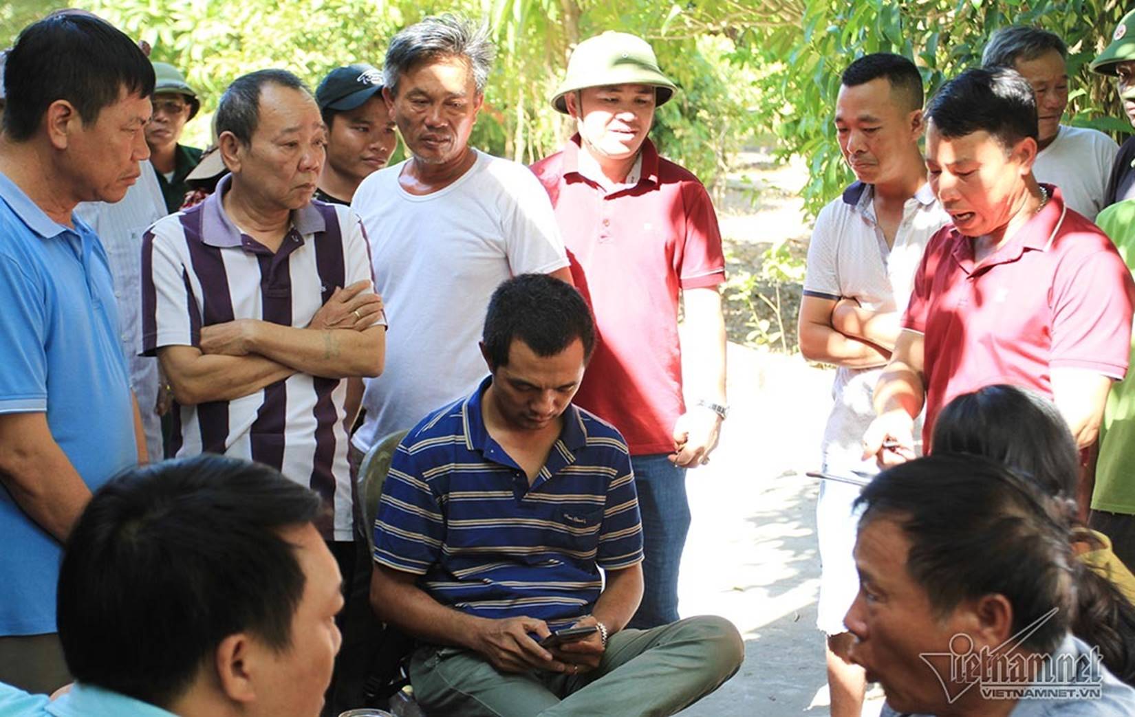 Người thân khóc ngất gọi tên chồng, con vụ chìm tàu ở Bạch Long Vĩ-5