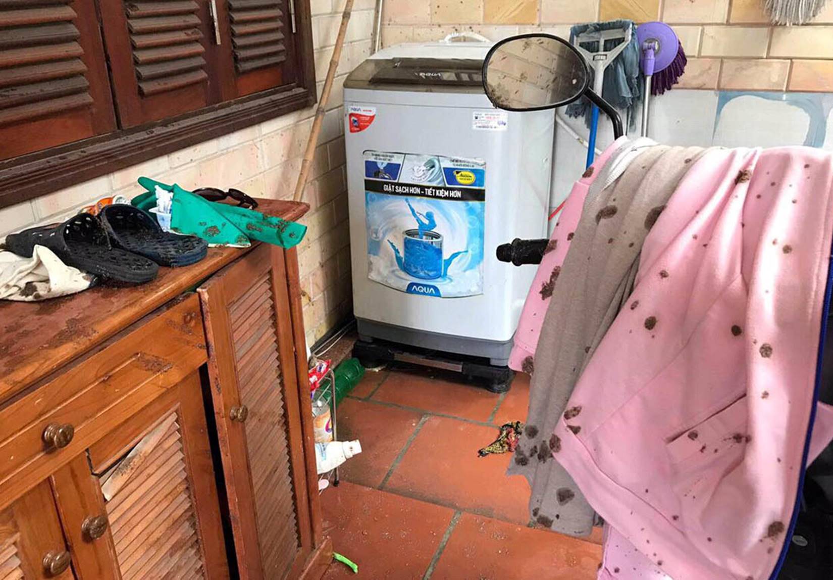 Con nợ, nhà bố mẹ ở Nghệ An liên tục nhận chất hôi thối từ kẻ lạ-3