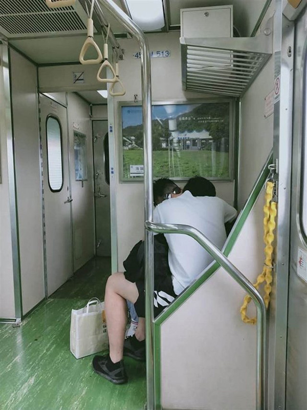 Cặp đôi vô tư mây mưa trên tàu, lúc rời đi còn để lại thứ gây sốc ở ghế-1