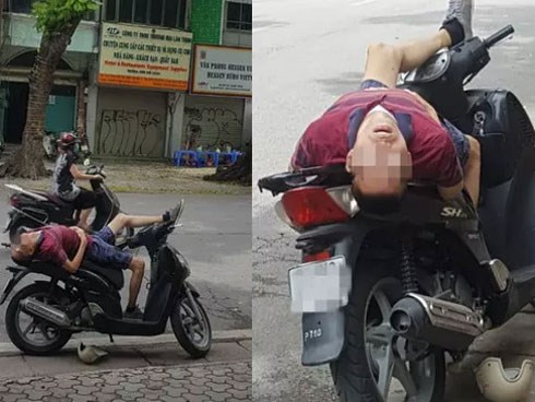 Người đàn ông nằm trên xe SH với tư thế kỳ lạ giữa đường khiến nhiều người chú ý