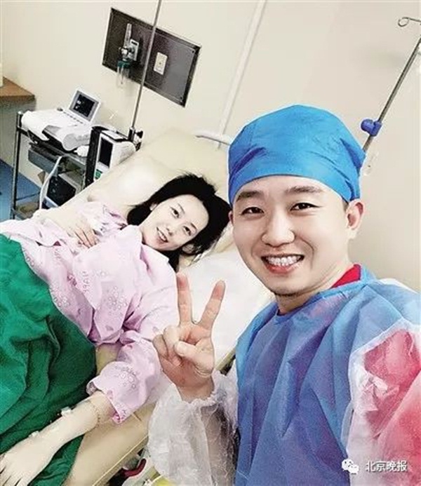 Vợ chuyển dạ quằn quại trong cơn đau, anh chồng làm một việc khiến bà xã đau mấy cũng phải cười, cư dân mạng thì ghen tị-1