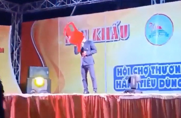 Ca sĩ hội chợ Du Thiên bị khán giả ném thẳng ghế nhựa vào người khi đang đứng hát-1