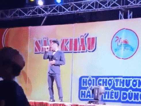 Ca sĩ hội chợ Du Thiên bị khán giả ném thẳng ghế nhựa vào người khi đang đứng hát