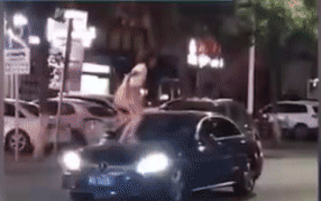 Người phụ nữ trèo lên nóc xe ô tô đập phá, lột đồ gây sốc, tài xế bất lực chỉ biết đứng nhìn-1
