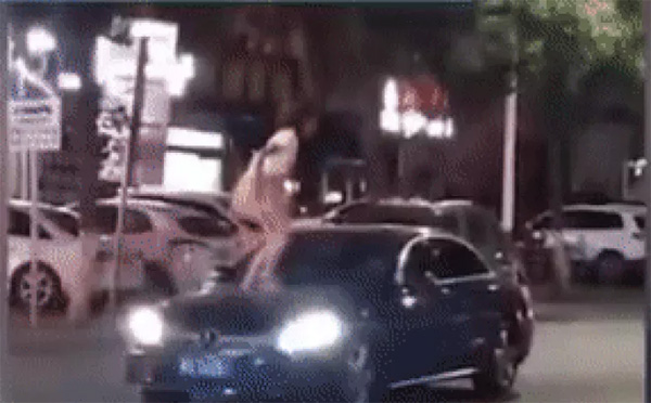 Người phụ nữ trèo lên nóc xe ô tô đập phá, lột đồ gây sốc, tài xế bất lực chỉ biết đứng nhìn-2
