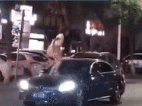 Thót tim đoạn clip siêu xe tông người đi đường bay lên không trung rồi bỏ chạy, nữ tài xế say xỉn khi bị bắt có hành động gây phẫn nộ-2