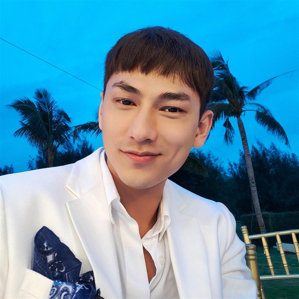 Isaac đắc tội gì với thợ cắt tóc mà từ nam thần thành ra thái tử gáo dừa chỉ tại mái tóc nham nhở thế này?-1