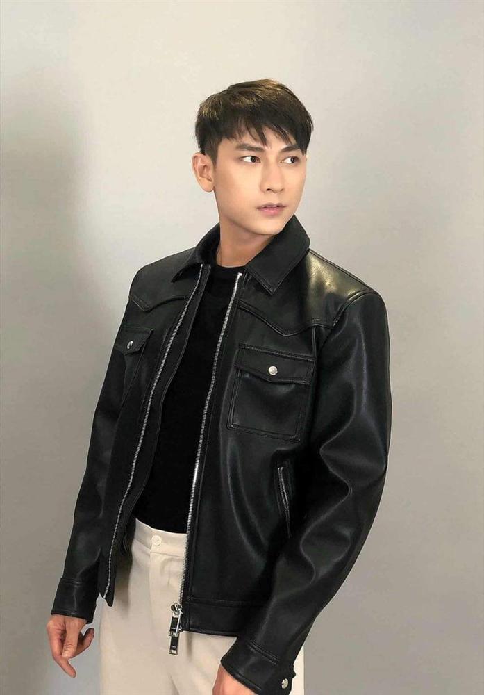 Isaac đắc tội gì với thợ cắt tóc mà từ nam thần thành ra thái tử gáo dừa chỉ tại mái tóc nham nhở thế này?-4