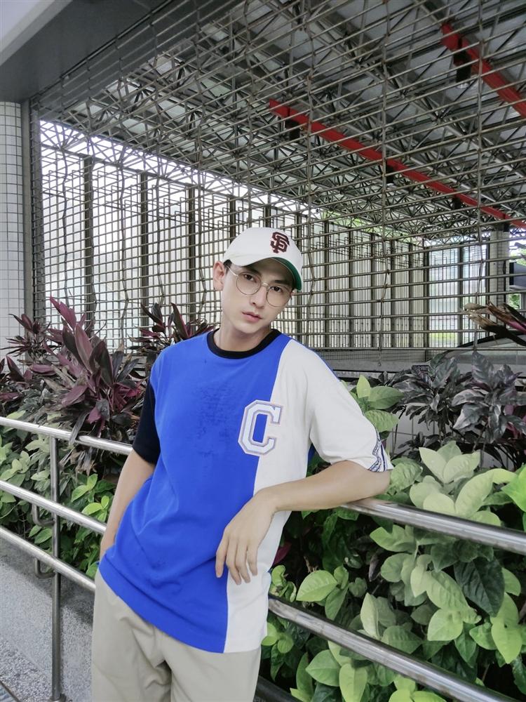 Isaac đắc tội gì với thợ cắt tóc mà từ nam thần thành ra thái tử gáo dừa chỉ tại mái tóc nham nhở thế này?-7