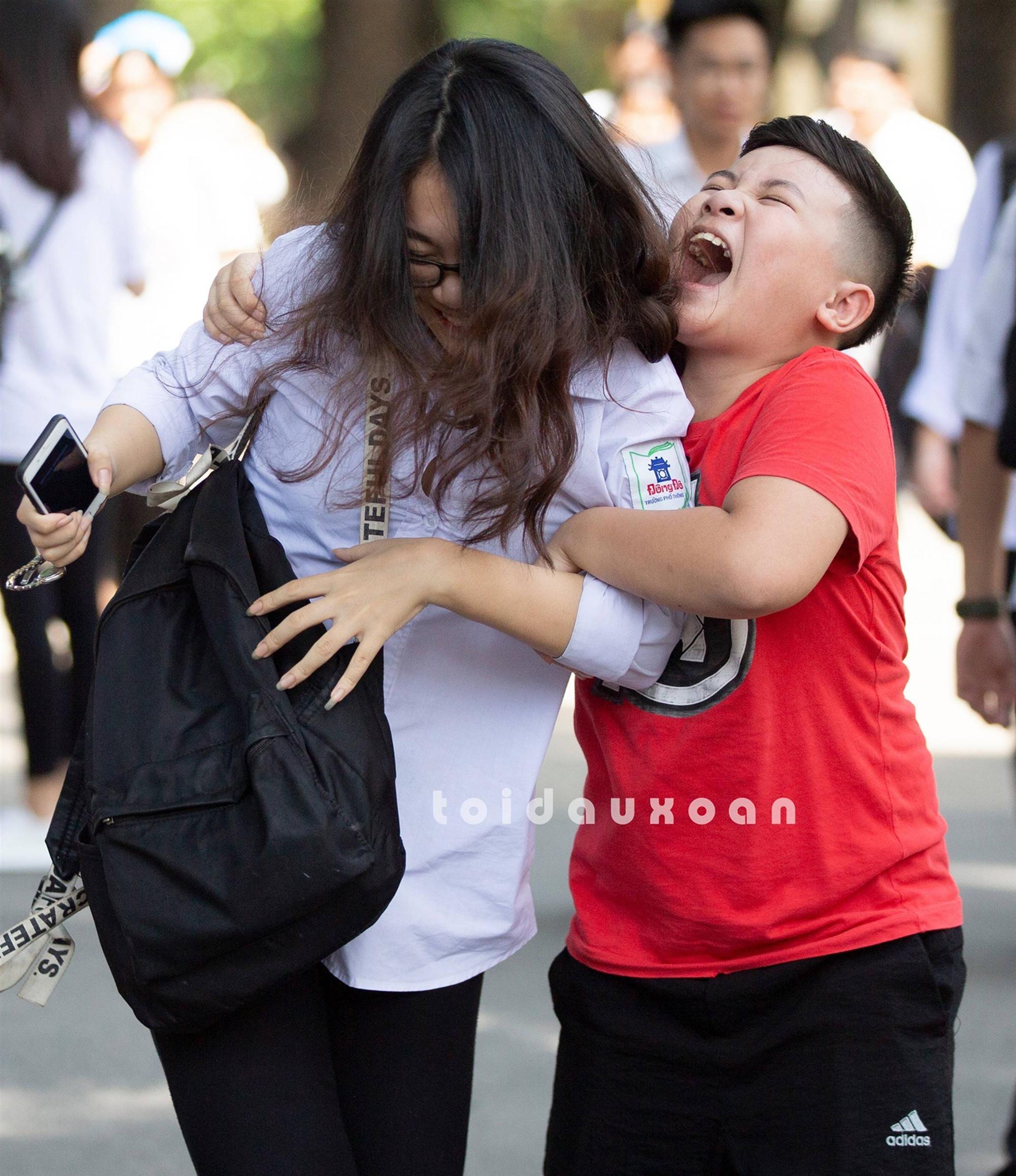 Cậu bé trong bức ảnh ôm chầm lấy chị gái sung sướng khi kết thúc kỳ thi THPT Quốc gia: Chị được điểm cao em cho hẳn 4 triệu!-3