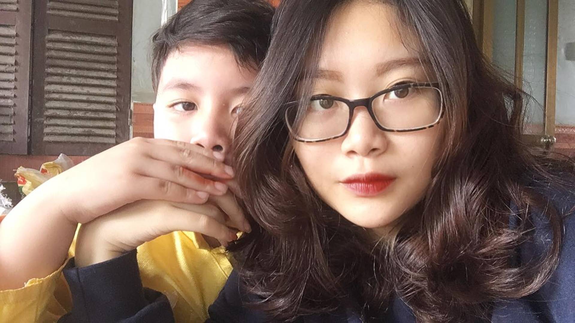 Cậu bé trong bức ảnh ôm chầm lấy chị gái sung sướng khi kết thúc kỳ thi THPT Quốc gia: Chị được điểm cao em cho hẳn 4 triệu!-6