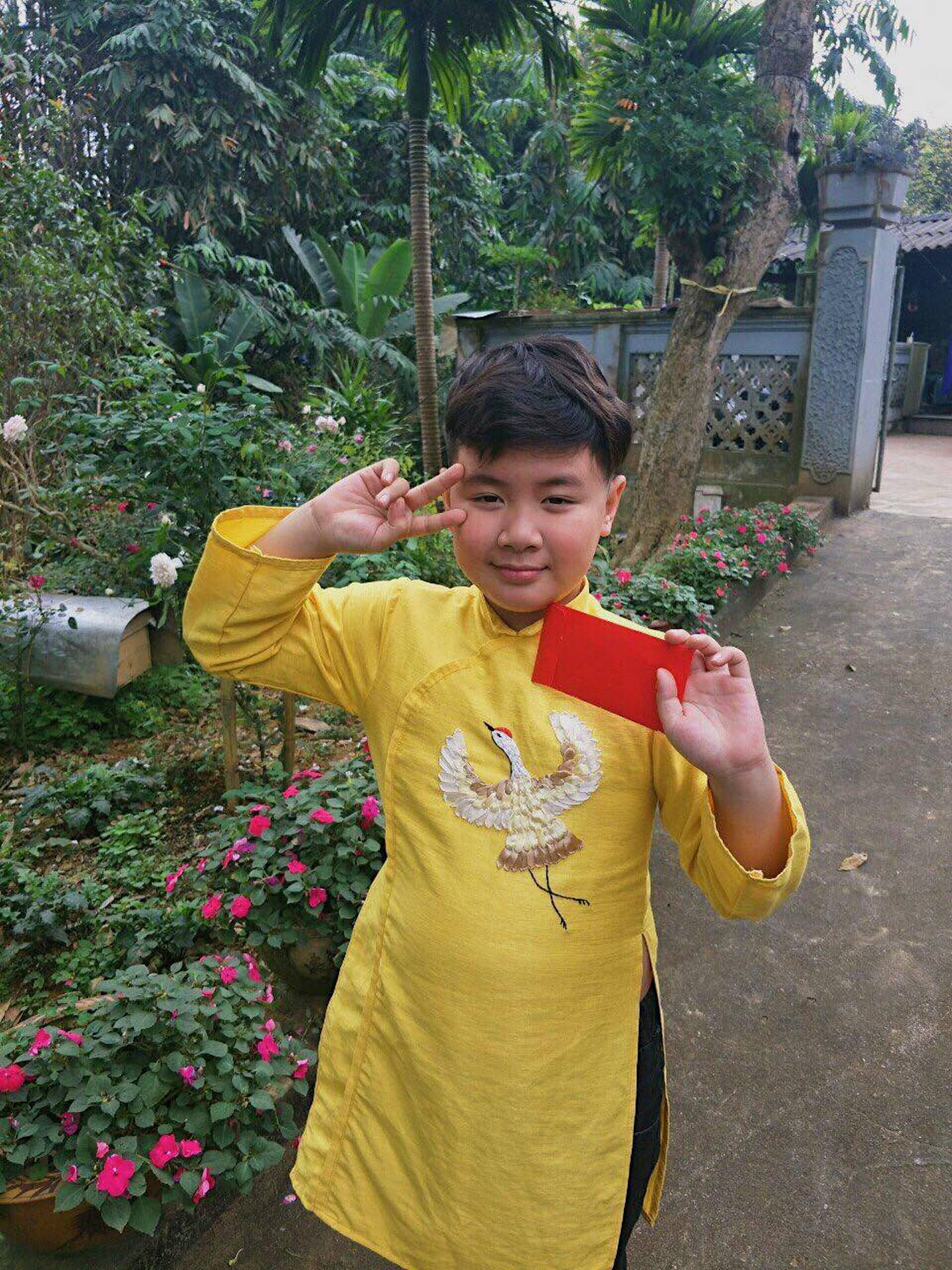 Cậu bé trong bức ảnh ôm chầm lấy chị gái sung sướng khi kết thúc kỳ thi THPT Quốc gia: Chị được điểm cao em cho hẳn 4 triệu!-8