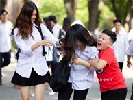Cậu bé trong bức ảnh ôm chầm lấy chị gái sung sướng khi kết thúc kỳ thi THPT Quốc gia: Chị được điểm cao em cho hẳn 4 triệu!