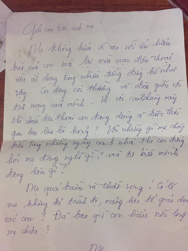 Ngủ với mẹ nhưng cắm sạc chơi game xuyên đêm, chàng trai sững người khi đọc tờ giấy bà để trên bàn sáng hôm sau-1