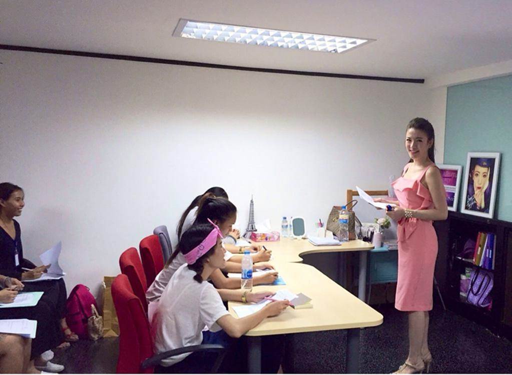 4 nữ giáo viên xinh đẹp, nổi tiếng trên mạng xã hội-5