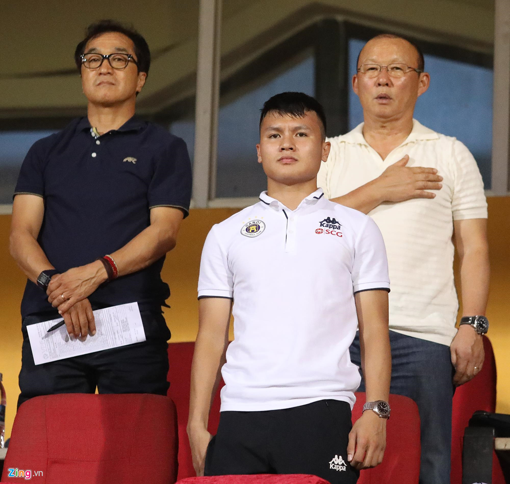 HLV Park dành nhiều cử chỉ ân cần cho Quang Hải trên khán đài-1