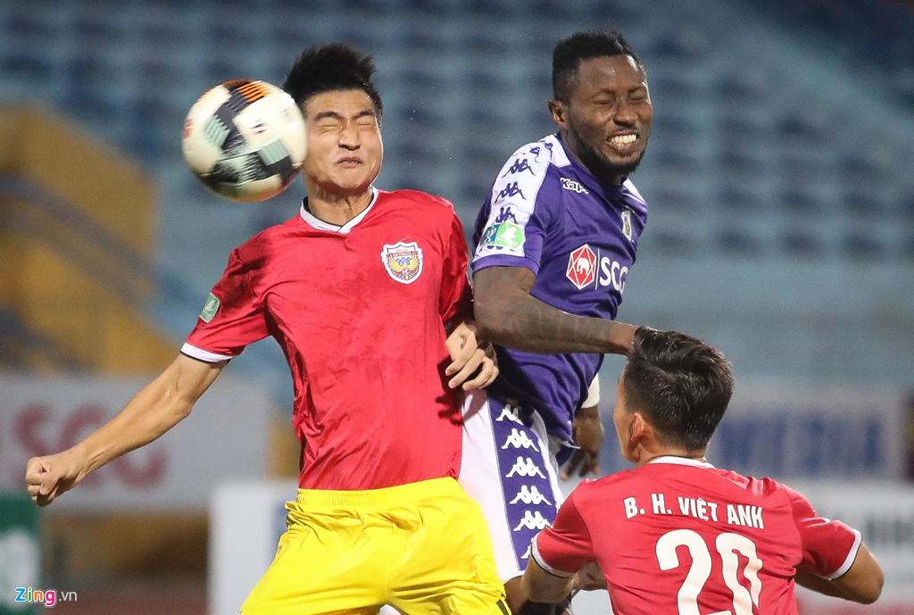 HLV Park dành nhiều cử chỉ ân cần cho Quang Hải trên khán đài-8