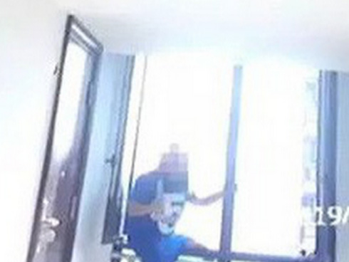 Mẹ bắt làm việc nhà cho tự lập, con gái 16 tuổi cầm dao rượt suýt gây án mạng-2