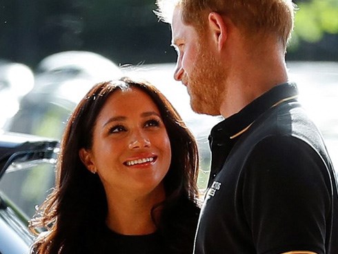 Hết đăng ảnh con trai “nửa kín nửa hở”, Meghan Markle lại tung ra chiêu trò mới với bé Archie khiến dư luận nổi giận