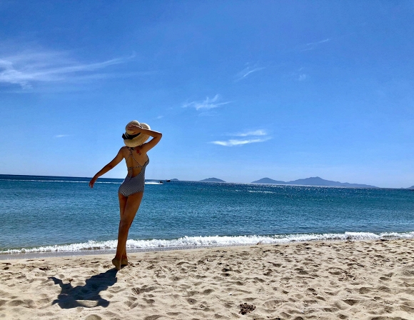 Thu Quỳnh diện bikini nhưng chỉ khoe body từ phía sau-1