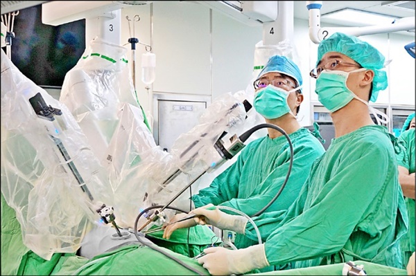 Ho kéo dài, chàng kiến trúc sư 27 tuổi chủ quan bỏ qua, đến lúc đau ngực mới đi khám thì đã bị ung thư phổi-3