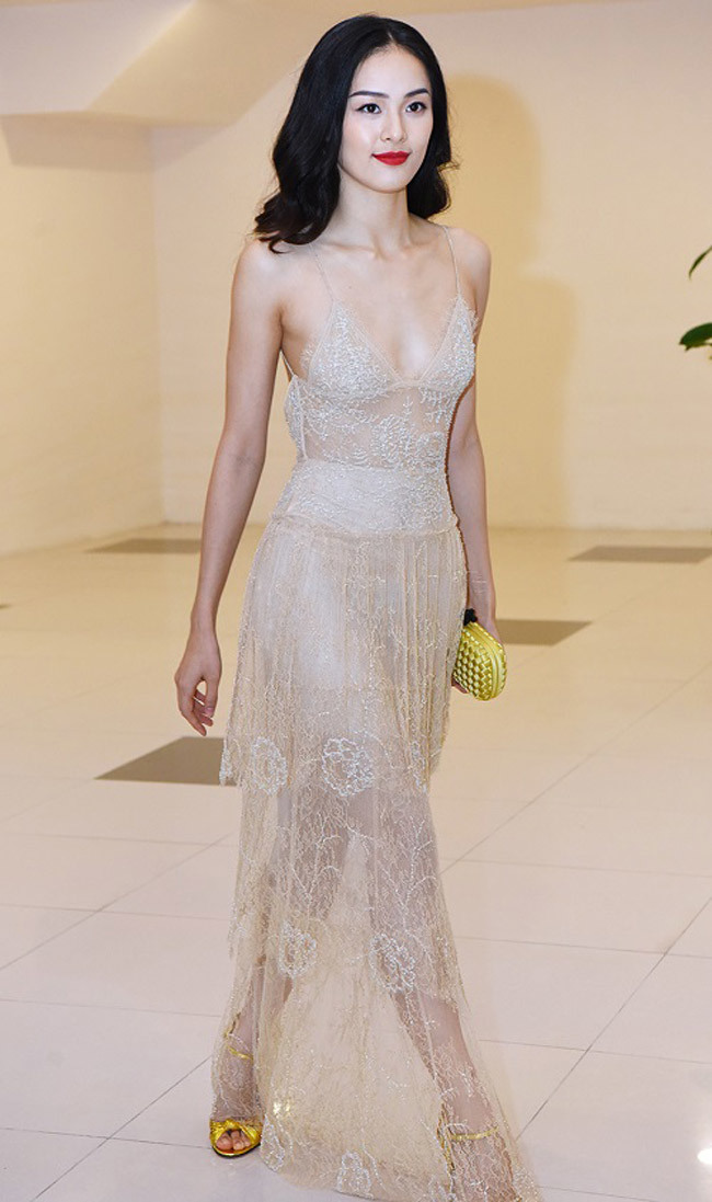Váy xuyên thấu của mỹ nhân Việt hở chỗ hiểm hóc khiến quan khách đỏ mặt-8