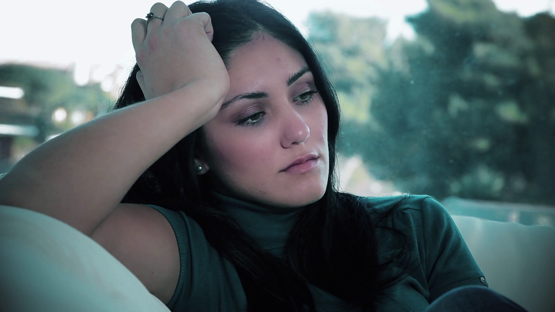 Ngay đêm chồng về nước, anh thẳng tay ném hết đồ đạc của tôi ra ngoài, gửi hai con về nội-1