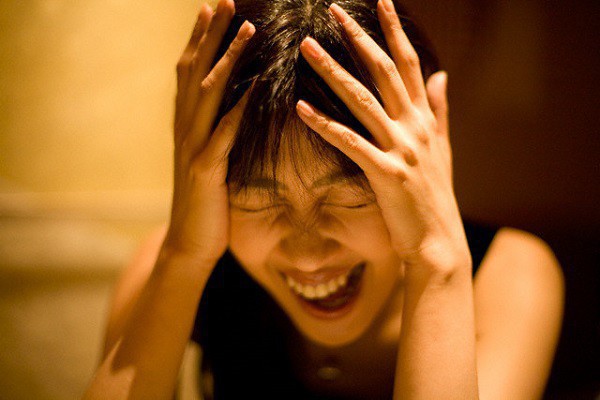 Ngay đêm chồng về nước, anh thẳng tay ném hết đồ đạc của tôi ra ngoài, gửi hai con về nội-2