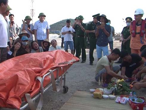 Chìm tàu cá ở Bạch Long Vĩ, trắng khăn tang đường làng ở Nghệ An-11