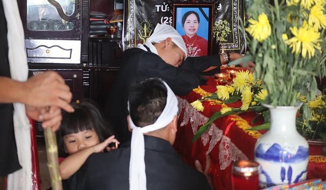 Lửa tiếp tục cháy trên núi Mồng Gà-2