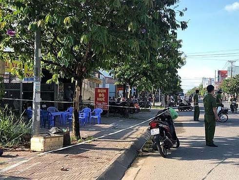 Tài xế xe tải gây tai nạn bỏ chạy còn hung hăng đấm người gặp nạn, cố thủ trong ô tô-3