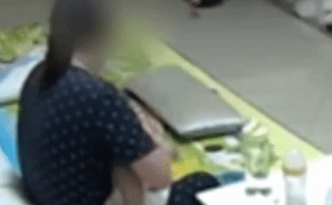 Phẫn nộ bảo mẫu tát, ôm siết chặt bé gái 7 tháng tuổi và lời xin lỗi muộn màng-1