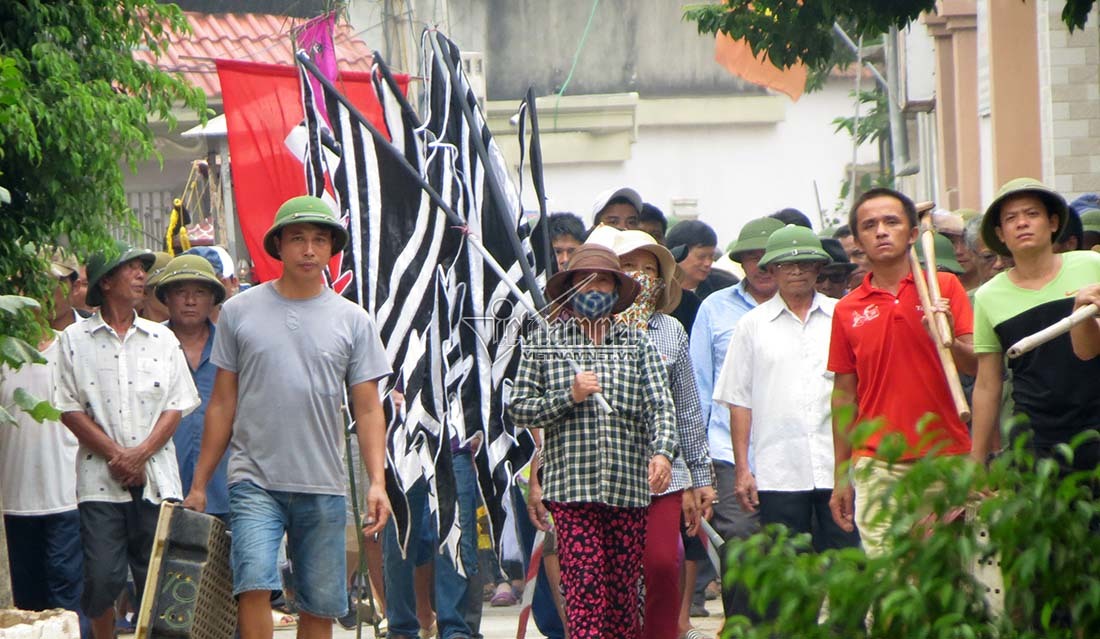 Chìm tàu cá ở Bạch Long Vĩ, trắng khăn tang đường làng ở Nghệ An-1