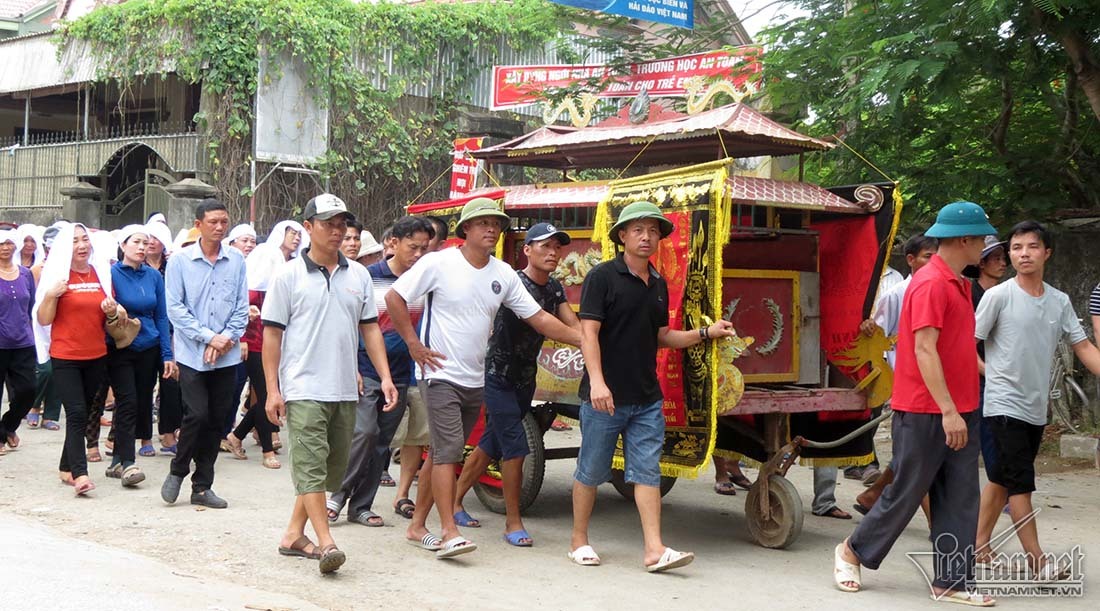 Chìm tàu cá ở Bạch Long Vĩ, trắng khăn tang đường làng ở Nghệ An-2
