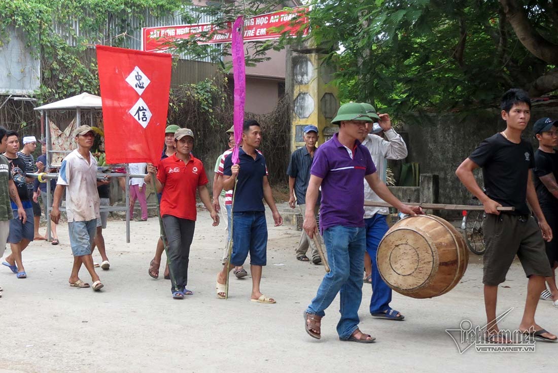 Chìm tàu cá ở Bạch Long Vĩ, trắng khăn tang đường làng ở Nghệ An-3