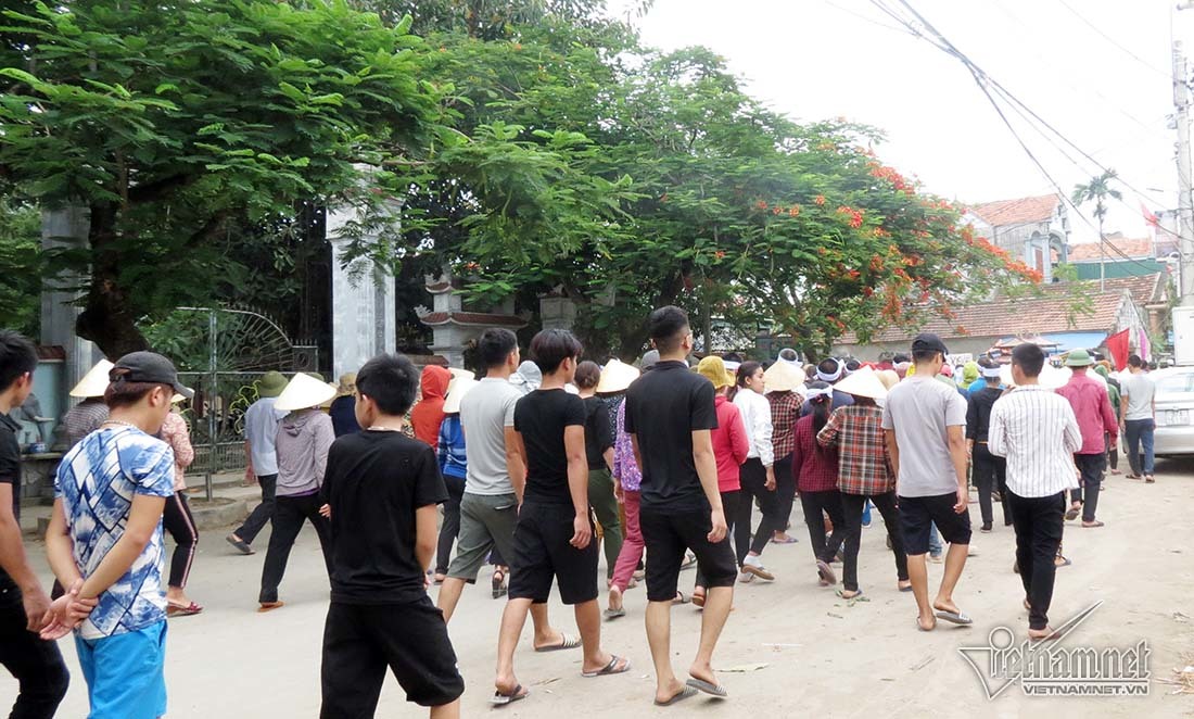 Chìm tàu cá ở Bạch Long Vĩ, trắng khăn tang đường làng ở Nghệ An-7