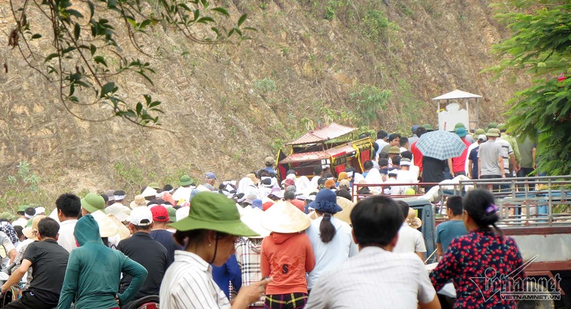 Chìm tàu cá ở Bạch Long Vĩ, trắng khăn tang đường làng ở Nghệ An-10