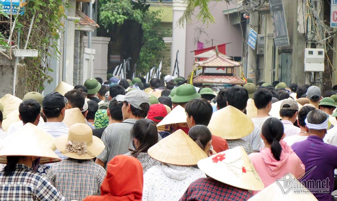 Chìm tàu cá ở Bạch Long Vĩ, trắng khăn tang đường làng ở Nghệ An-8