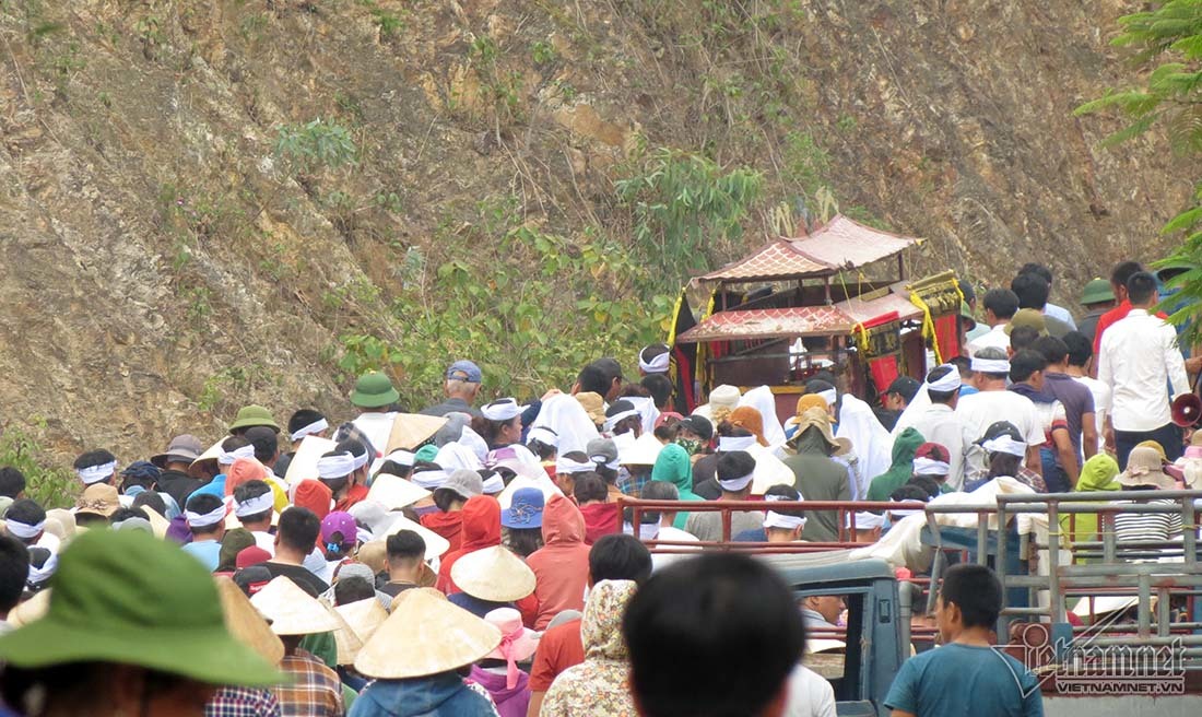 Chìm tàu cá ở Bạch Long Vĩ, trắng khăn tang đường làng ở Nghệ An-9