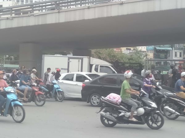 Tài xế xe tải gây tai nạn bỏ chạy còn hung hăng đấm người gặp nạn, cố thủ trong ô tô-1