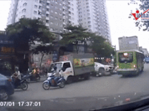 Khoảnh khắc Mazda CX5 tông hàng loạt xe trên phố từ camera hành trình