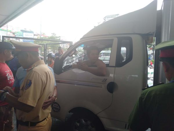 Tài xế xe tải gây tai nạn bỏ chạy còn hung hăng đấm người gặp nạn, cố thủ trong ô tô-2