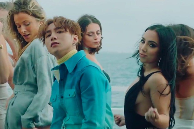 Dân mạng phát hiện sạn siêu to khổng lồ trong MV Sơn Tùng: Nhân vật núp sau cánh cửa ngắm vòng 3 diễn viên nữ là ai?-2