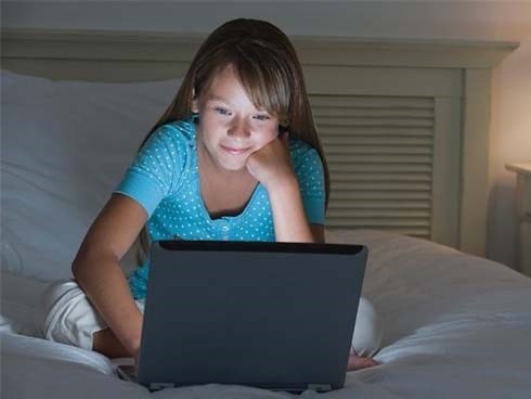Người mẹ đã vô cùng kinh ngạc khi bất ngờ trở về nhà và nhìn thấy con gái mình đang xem phim “người lớn”. Sau khi suy nghĩ, chị đã quyết định làm điều này với con.