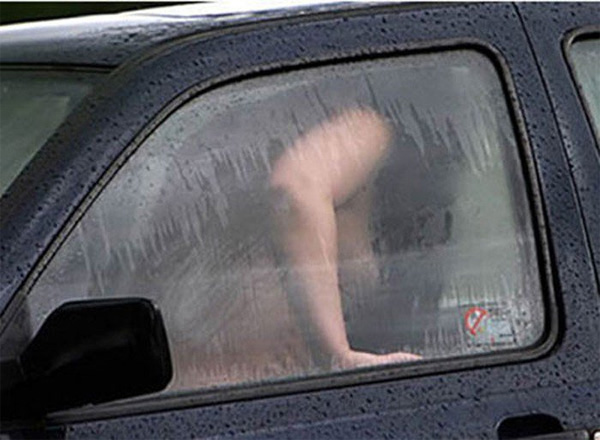 Ông chủ và nhân tình mải mây mưa trên ô tô, tài xế mất lái gây tai nạn bi thảm-1