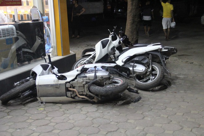 Clip: Khoảnh khắc chiếc ô tô điên lao ngang đường đâm liên tiếp 8 phương tiện ở Hà Nội-2