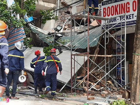 Sập nhà 2 tầng trên phố Hàng Bông